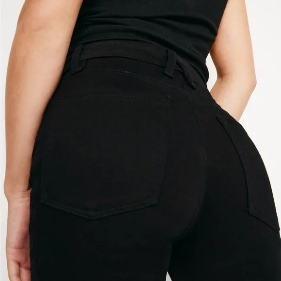 Good American NEVER FADES GOOD PETITE STRAIGHT JEANS - Picture 4 of 15